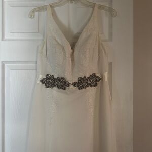 David’s Bridal Wedding Dress Size 10 - Needs Cleaning